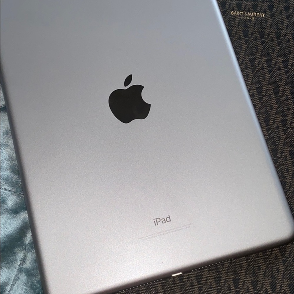 Ipad 6th Generation - image 4
